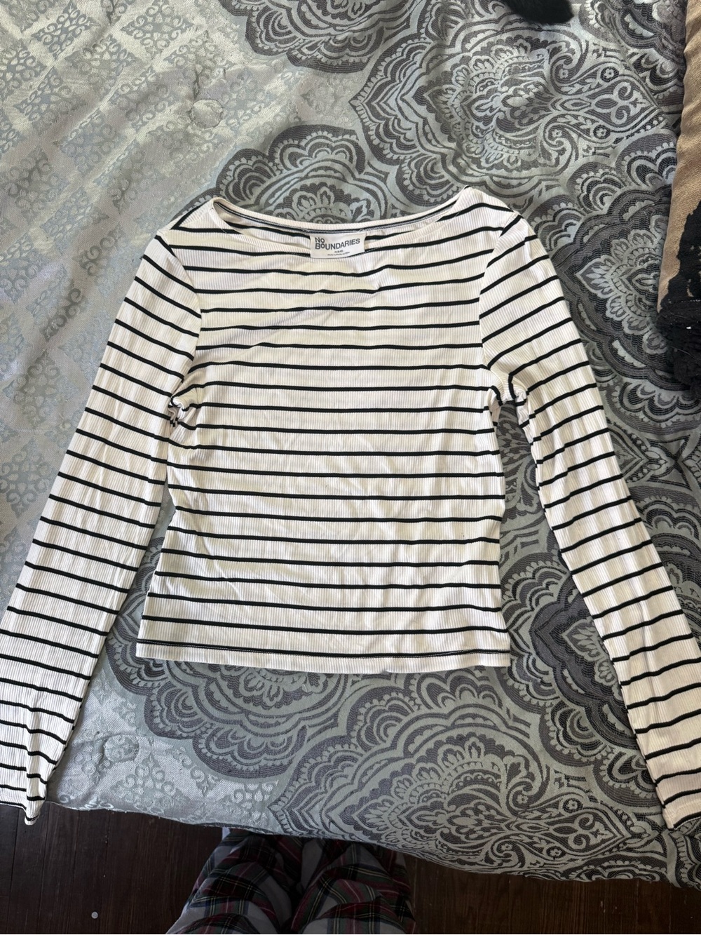 No Boundaries Black & White Striped Long-Sleeve Women's Top Medium